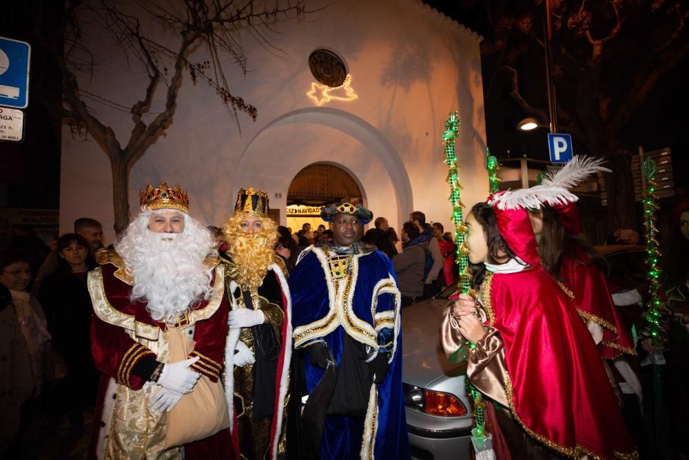 Los Reyes Magos, escoltados por pajes reales y bailarinas, reparten entre el público 800 kilos de caramelos y gominolas