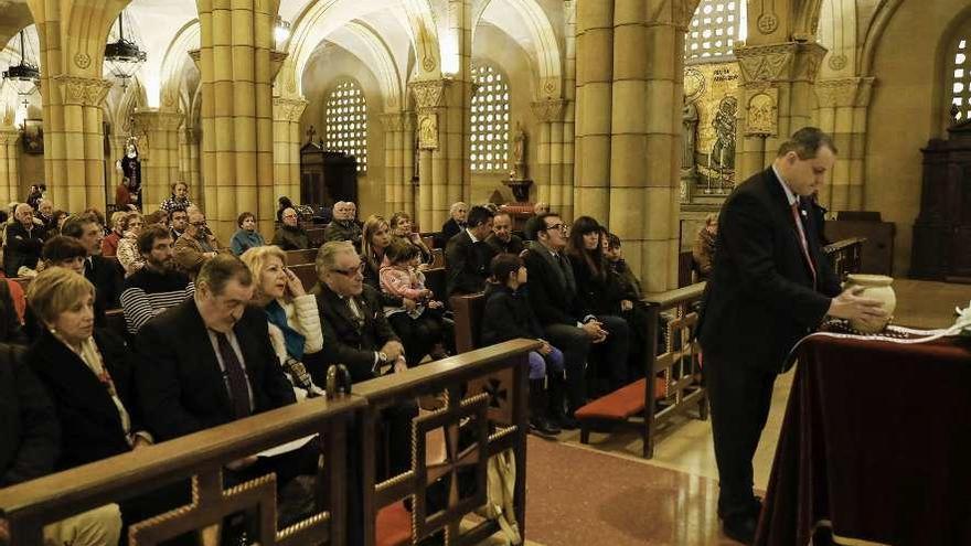 La familia de Fernández Costales, en los primeros bancos, contempla la llegada de las cenizas de José Ramón a la iglesia de San Pedro.