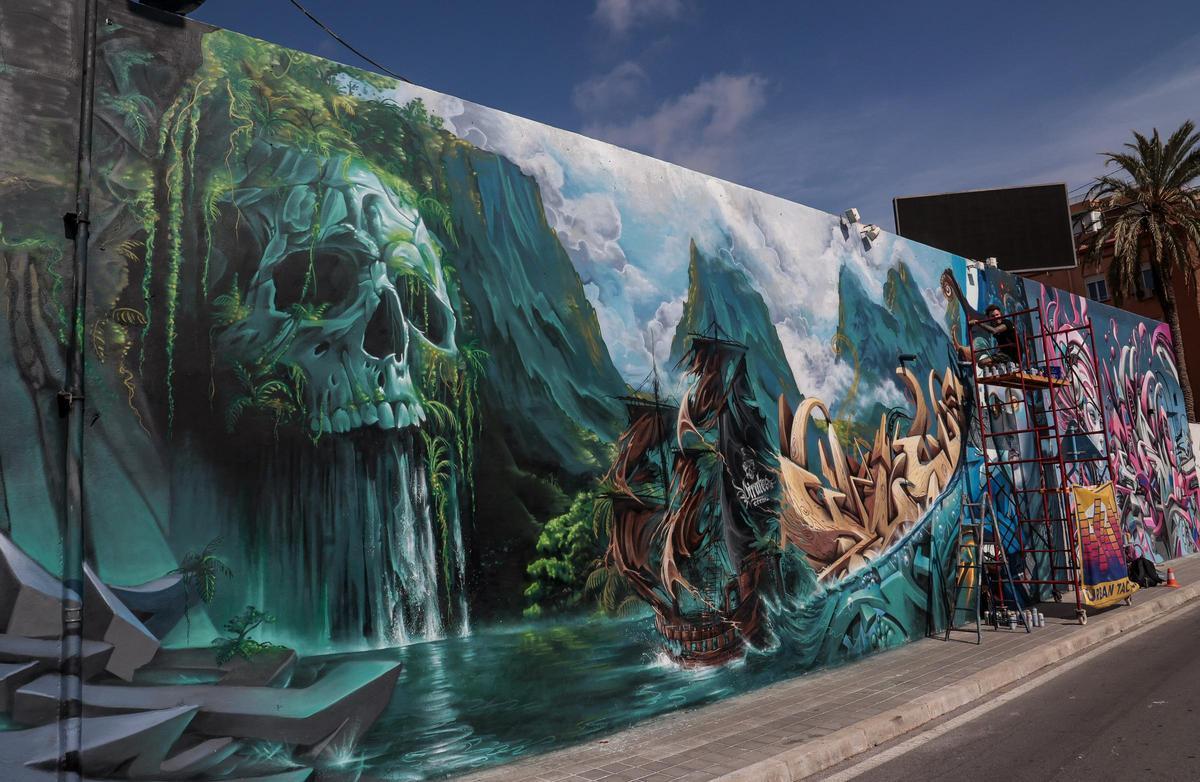 Así ha quedado el mural de grandes dimensiones que complementa la ruta de arte urbano de Campoamor