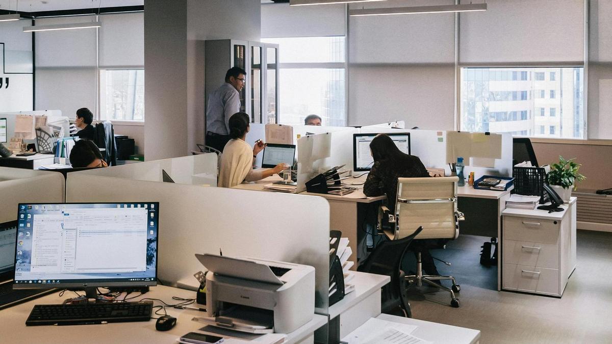 Empleados públicos en uno de los servicios de la Junta de Extremadura.
