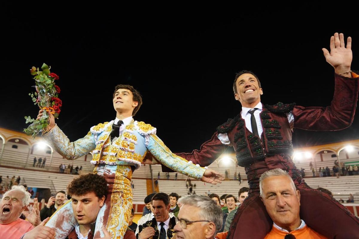 Manuel Quintana y David de Miranda, a hombros, este sábado, tras proclamarse triunfadores en Pozoblanco.