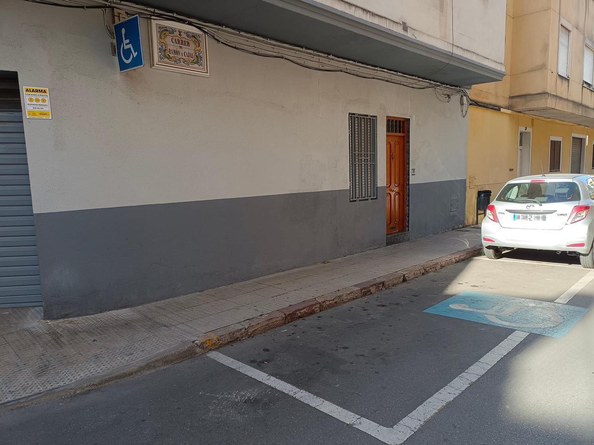 Plaza de aparcamiento reservada para discapacitados en la calle Ramón y Cajal en la que se produjo la agresión.