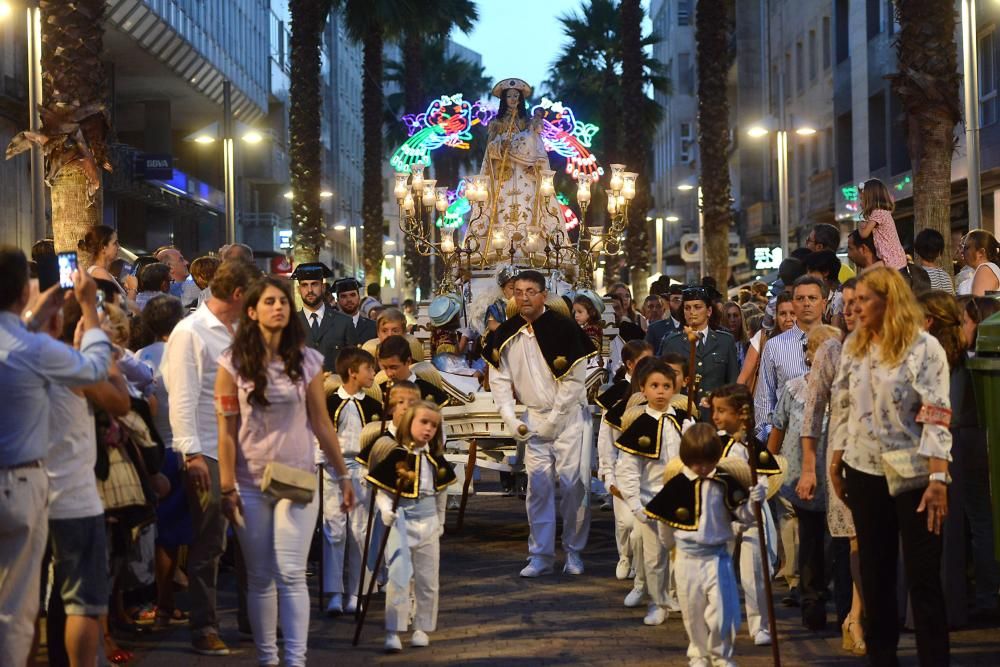 La imagen de la patrona de la provincia recorrió las calles del centro arropada por cientos de personas.