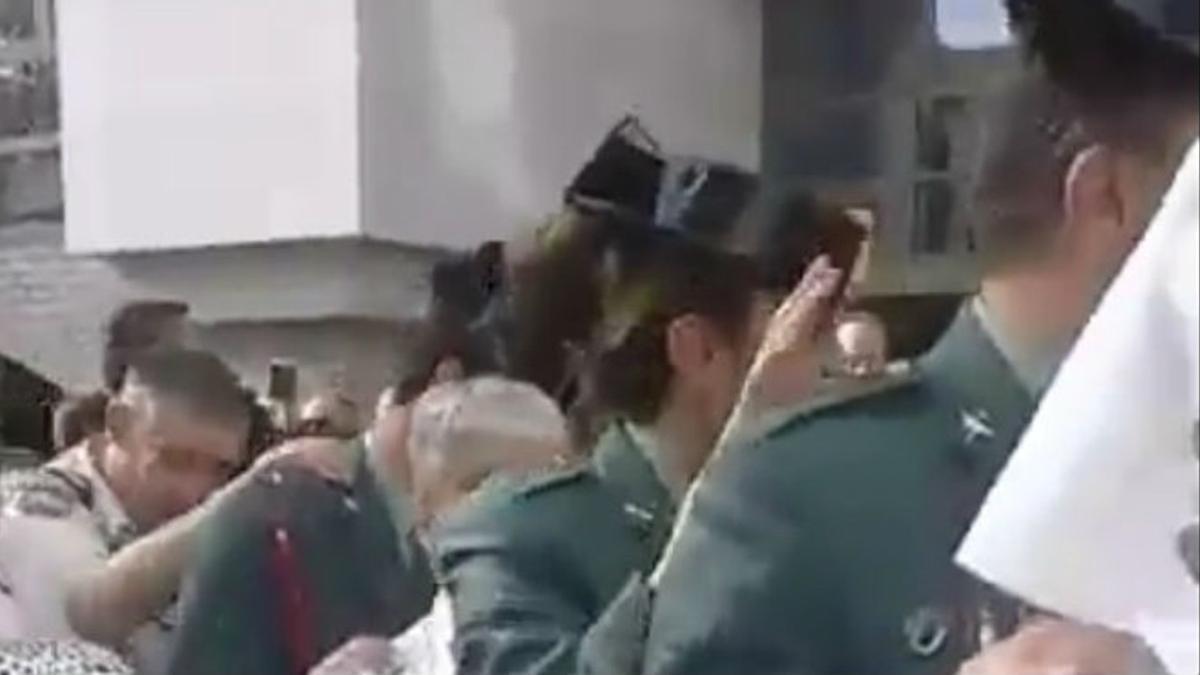 Captura de vídeo de la conga de guardias civiles, militares y curas en Lourdes, al son del 'Qué viva España'.