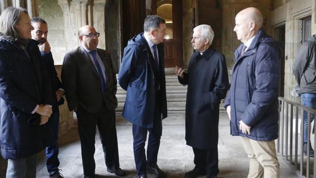 En el centro, Román Rodríguez y Luis Quinteiro Fiuza, charlando en el claustro de la catedral, ayer.   | // D.P.