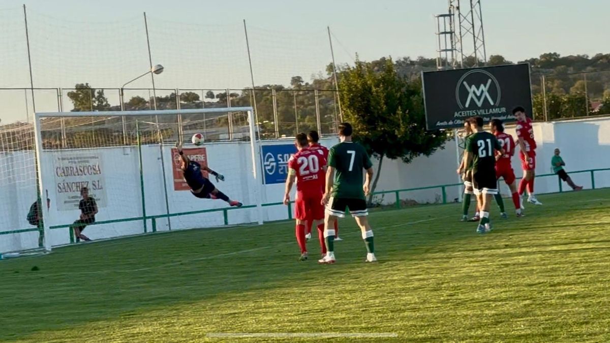 Disparo del Cacereño contra la portería del Santa Amalia.