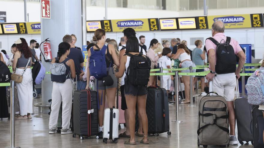 El aeropuerto de Alicante-Elche bate su récord absoluto de pasajeros a falta de un mes para cerrar el año