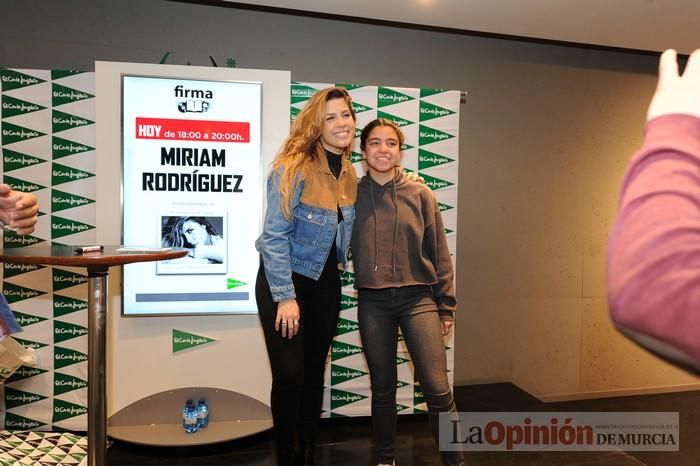 Miriam Rodríguez firma discos en El Corte Inglés