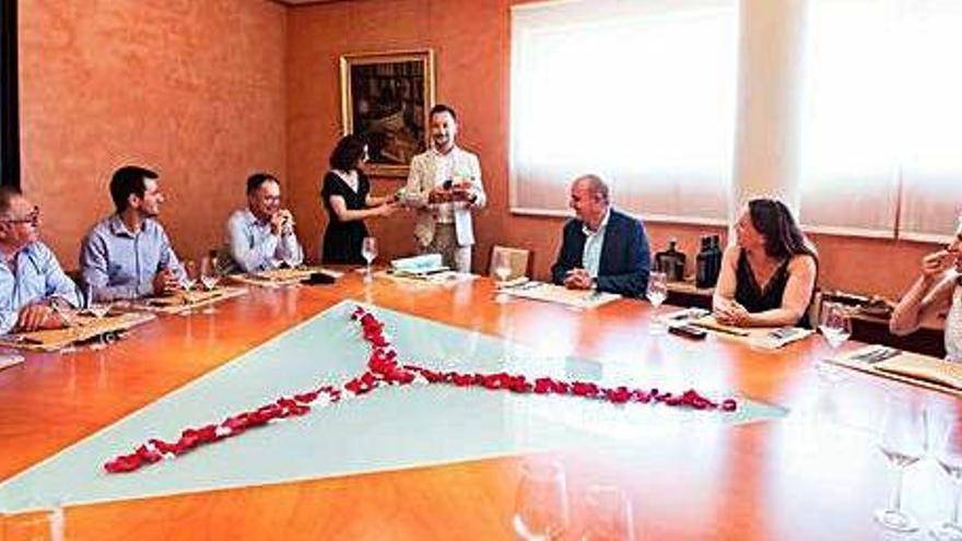 La directora de Diario de Ibiza, Cristina Martín, entrega un obsequio al alcalde de Vila por su reciente paternidad ante la mirada del resto de representantes de las instituciones.