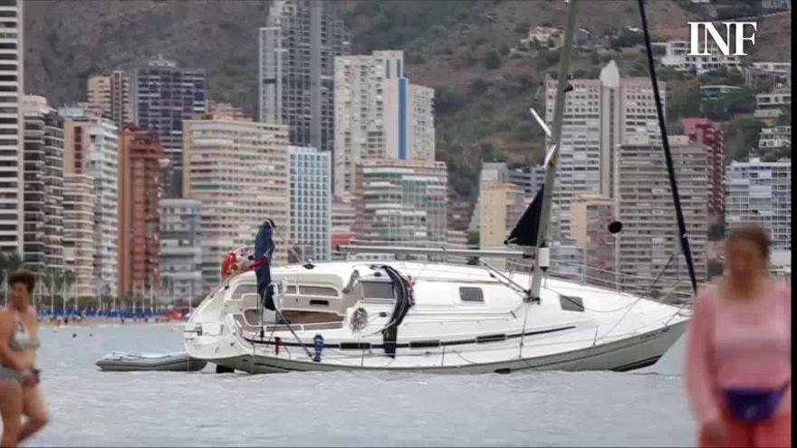 La tormenta arrastra un velero hasta la playa de Levante de Benidorm