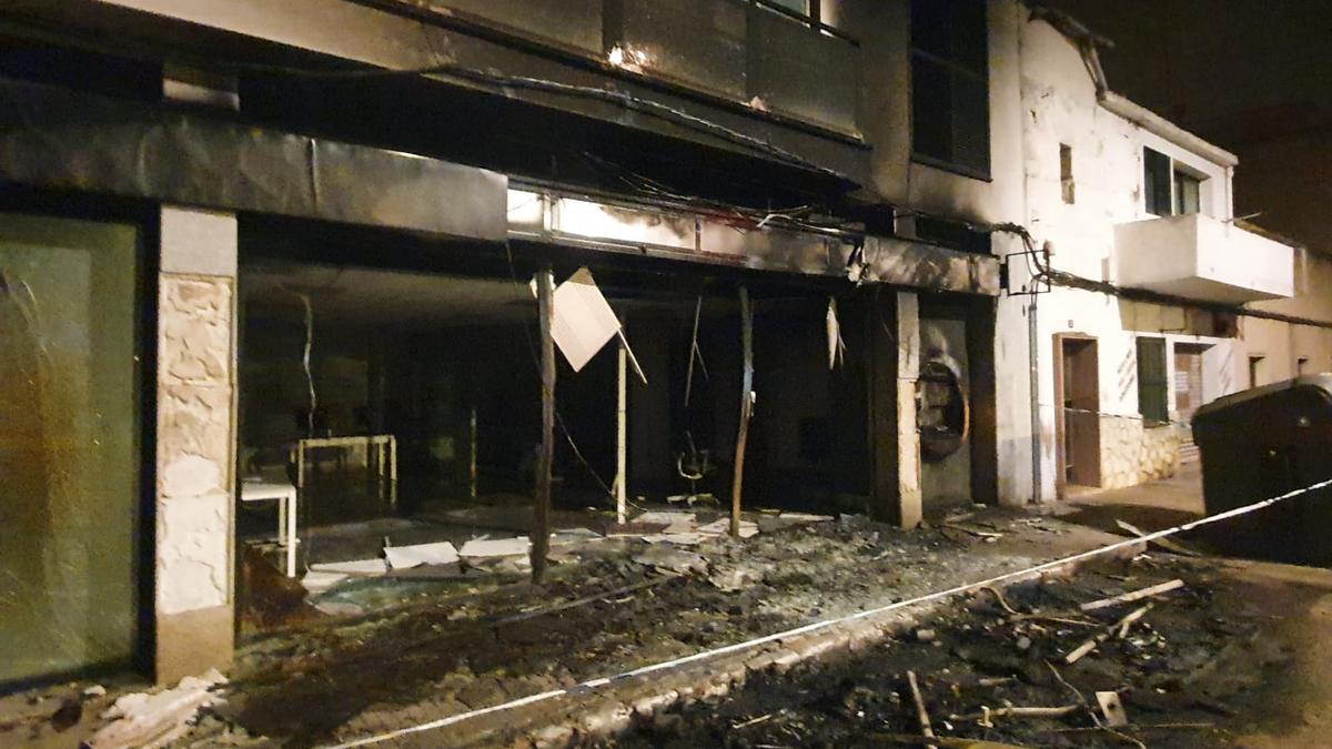 Contenedores quemados en el barrio de Son Cladera