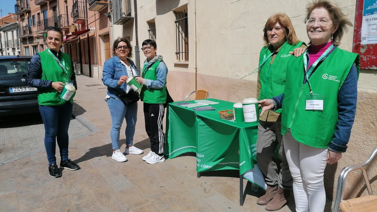 Voluntarias de la AECC recogen donativos en una mesa instalada en la ciudad.