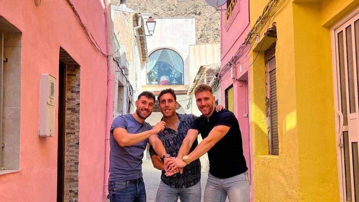 The Marcos Brothers junto a los inmuebles reformados en pleno centro histórico de Orihuela
