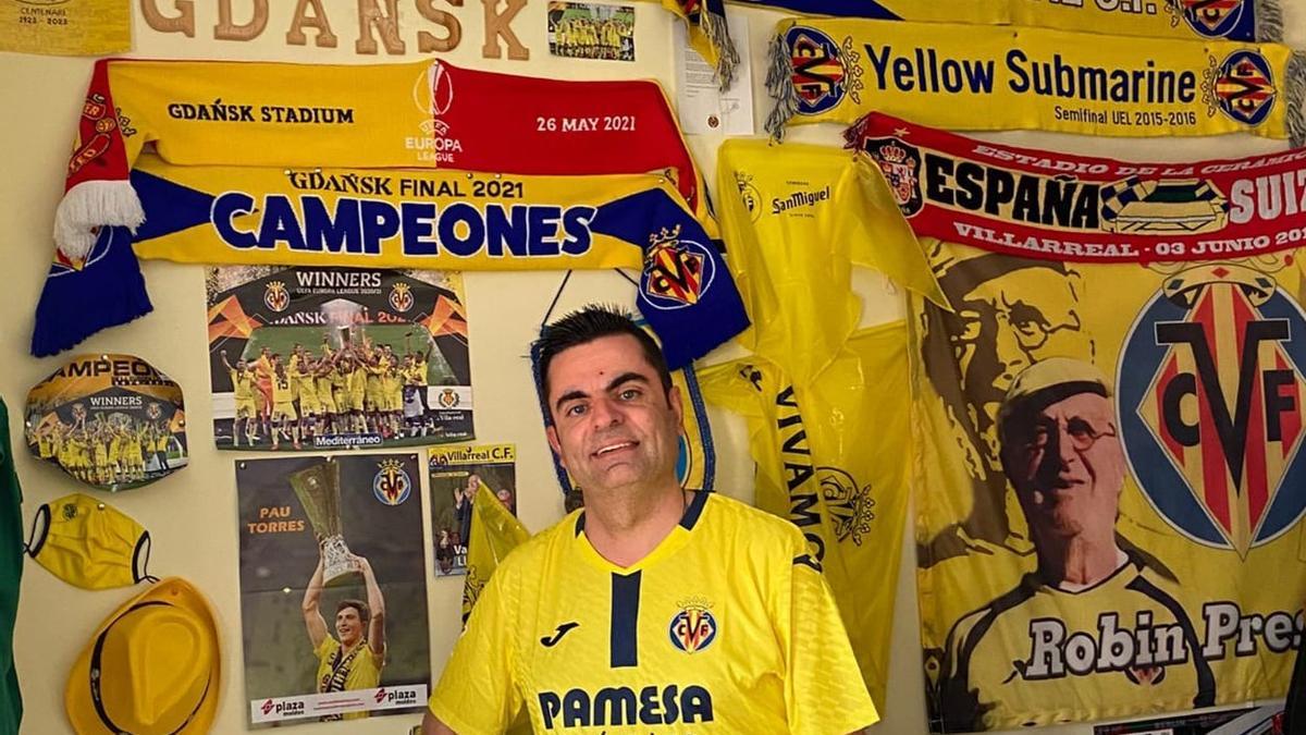 Néstor Meseguer, en su museo particular con la camiseta del Villarreal.