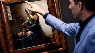 Una canasta de fuego y un estante, 350 años ocultos tras 'La lechera' de Vermeer