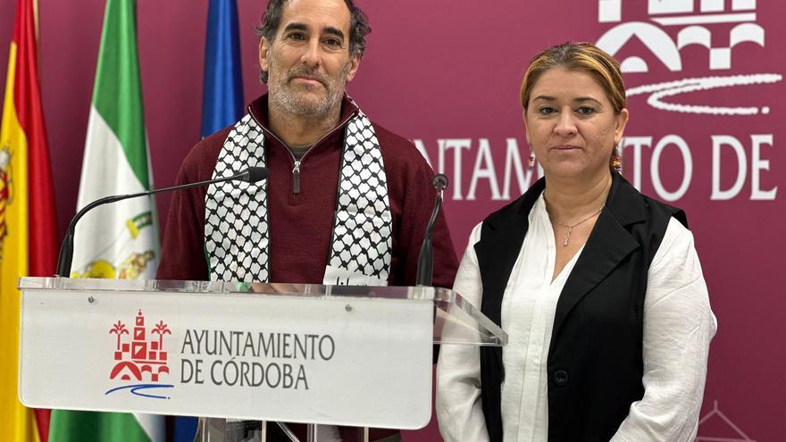 Los concejales del grupo Hacemos Córdoba en el Ayuntamiento de la capital Irene Ruiz y Juan Hidalgo.