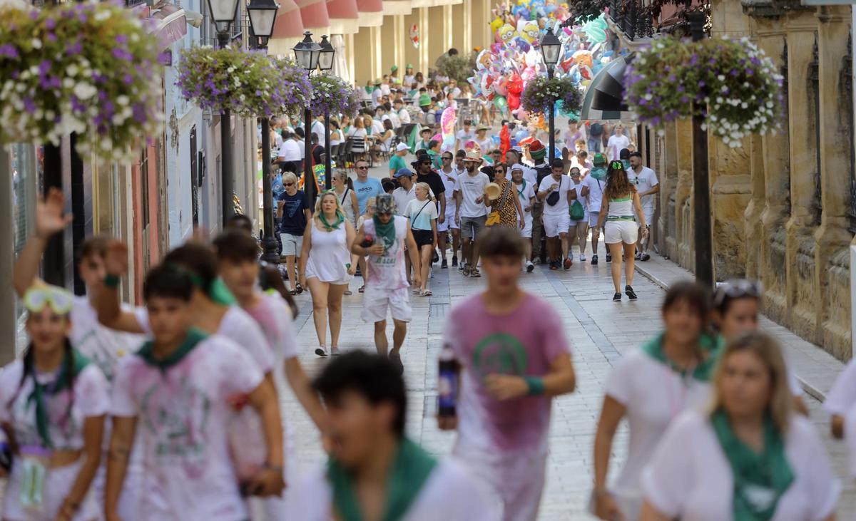 Las calles oscenses abarrotadas tras el chupinazo de las fiestas de San Lorenzo.