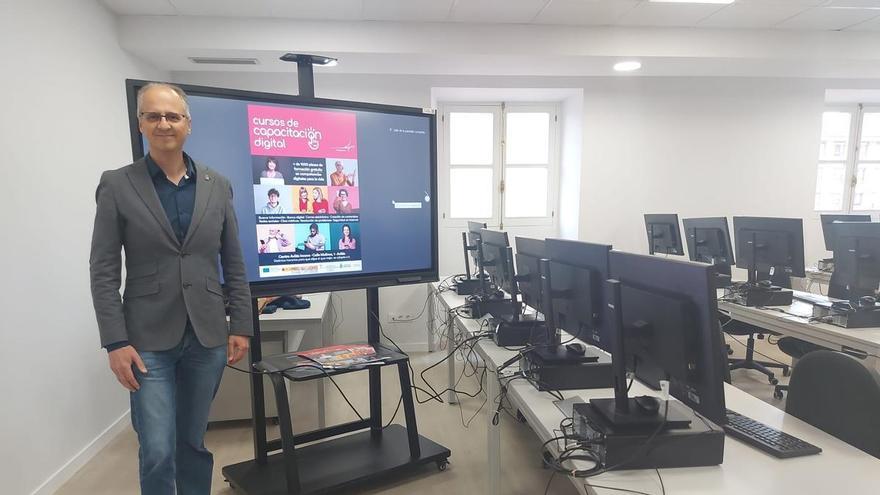 Los avilesinos aprenderán gratis a manejar el móvil e internet