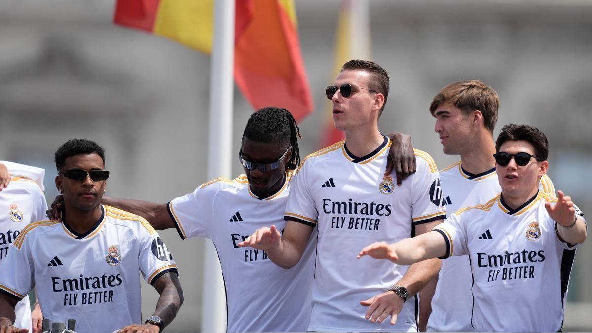 Lunin celebra con Rodrygo, Camavinga y Fran Garcia el título de Liga en la Cibeles.