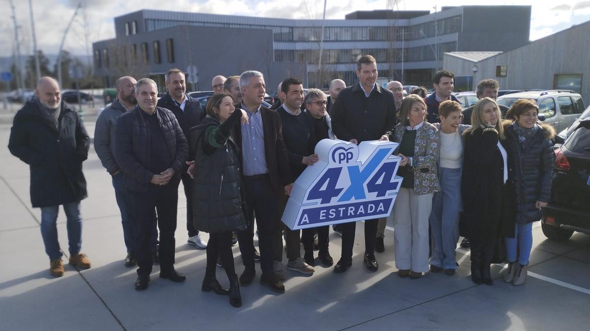 López Campos posa con su equipo ante el nuevo centro de salud