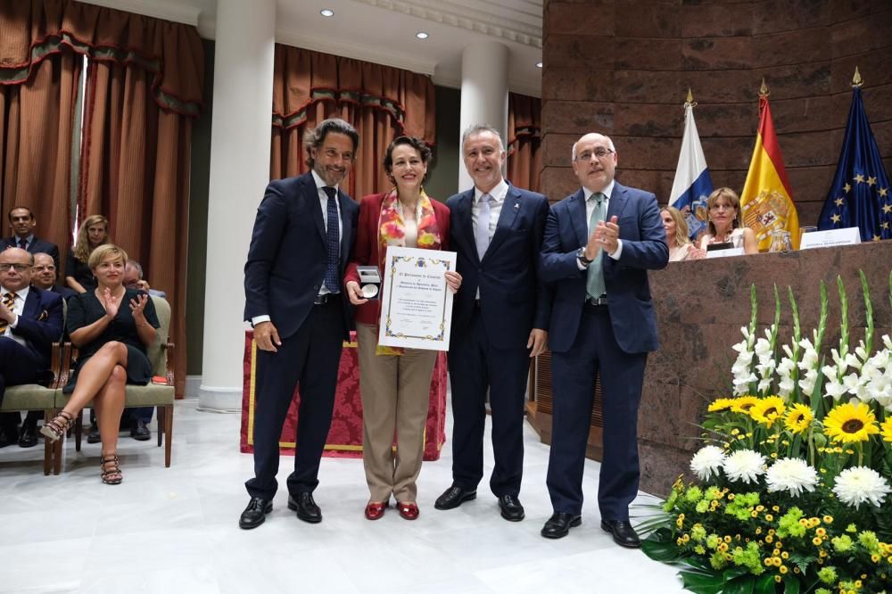 Homenaje en el Parlamento canario por el incendio