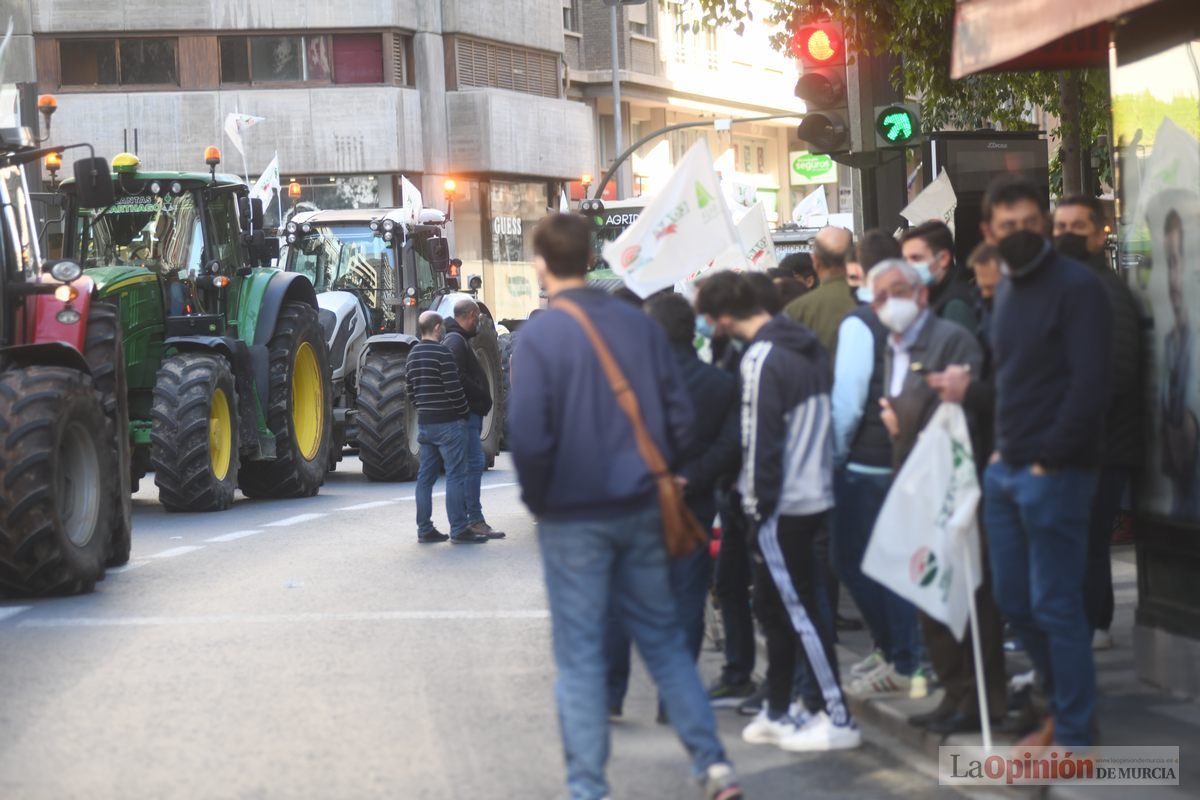 Miles de agricultores y ganaderos toman las calles de Murcia