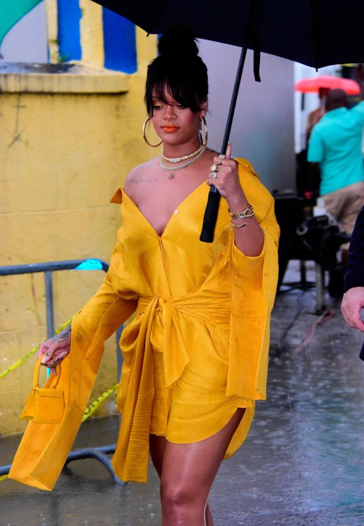 Rihanna inaugura la calle con su nombre en Barbados con un look amarillo