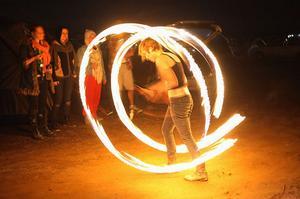 Un noi demostra les seves habilitats amb el foc durant el Festival AfrikaBurn, en què participen milers de persones al desert Karoo (Sud-àfrica).
