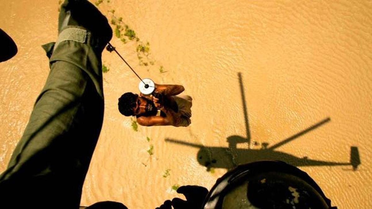 Un helicòpter salva un ciutadà pakistanès en una zona inundada.