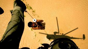 Un helicòpter salva un ciutadà pakistanès en una zona inundada.