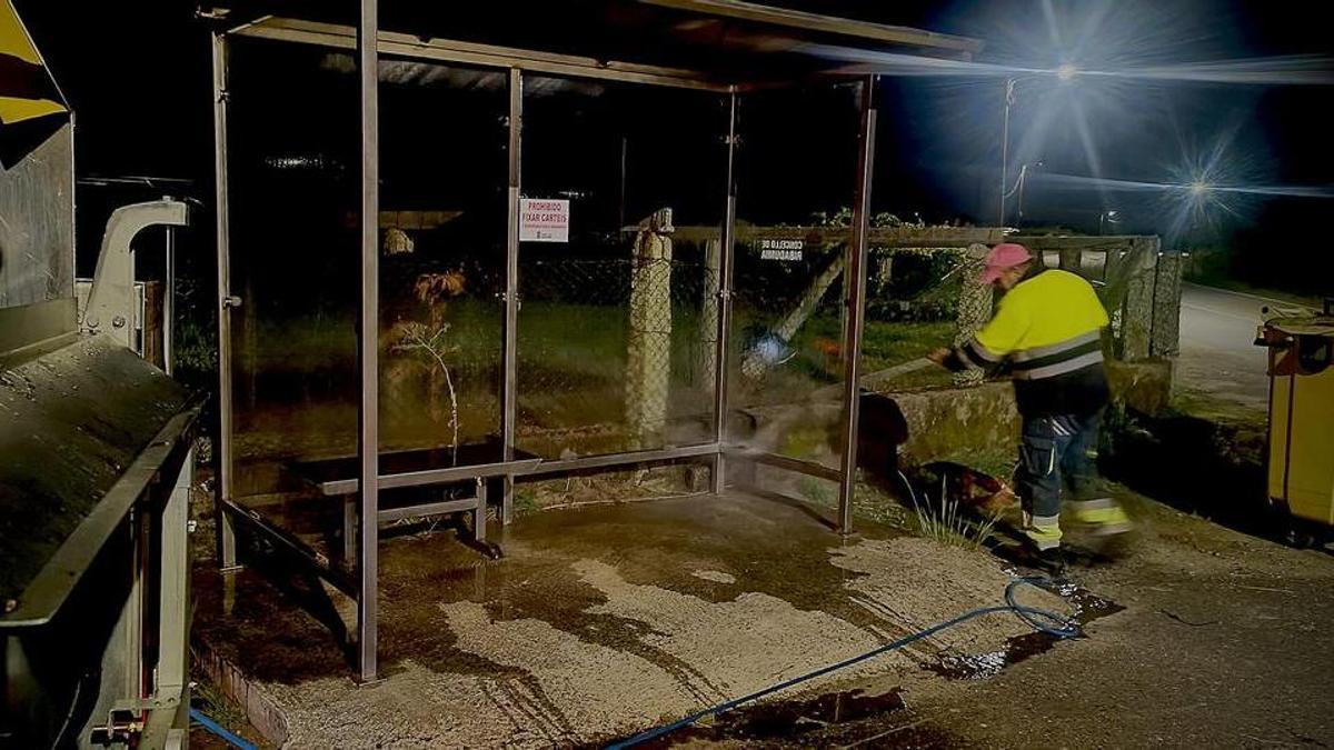 Un operario durante una de las limpiezas.