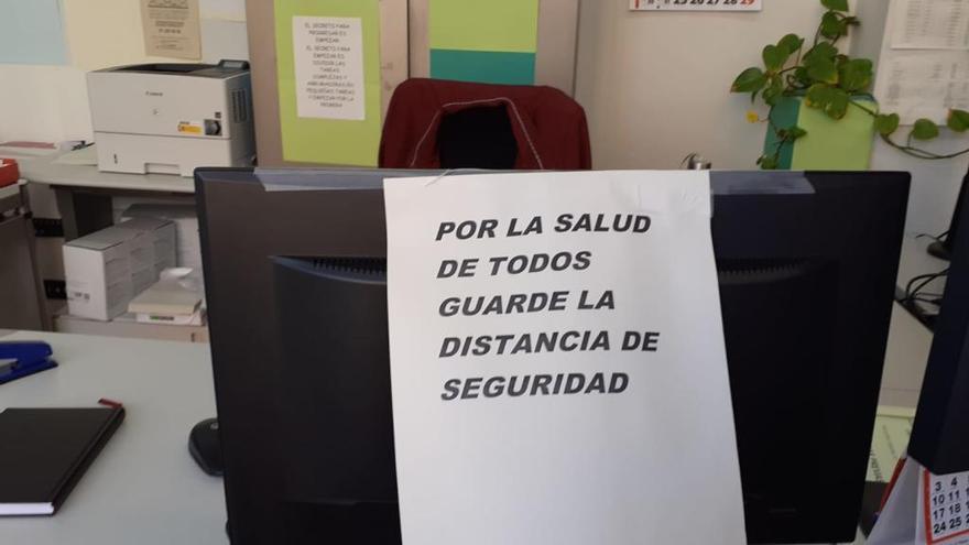 Cartel en una oficina judicial de Murcia