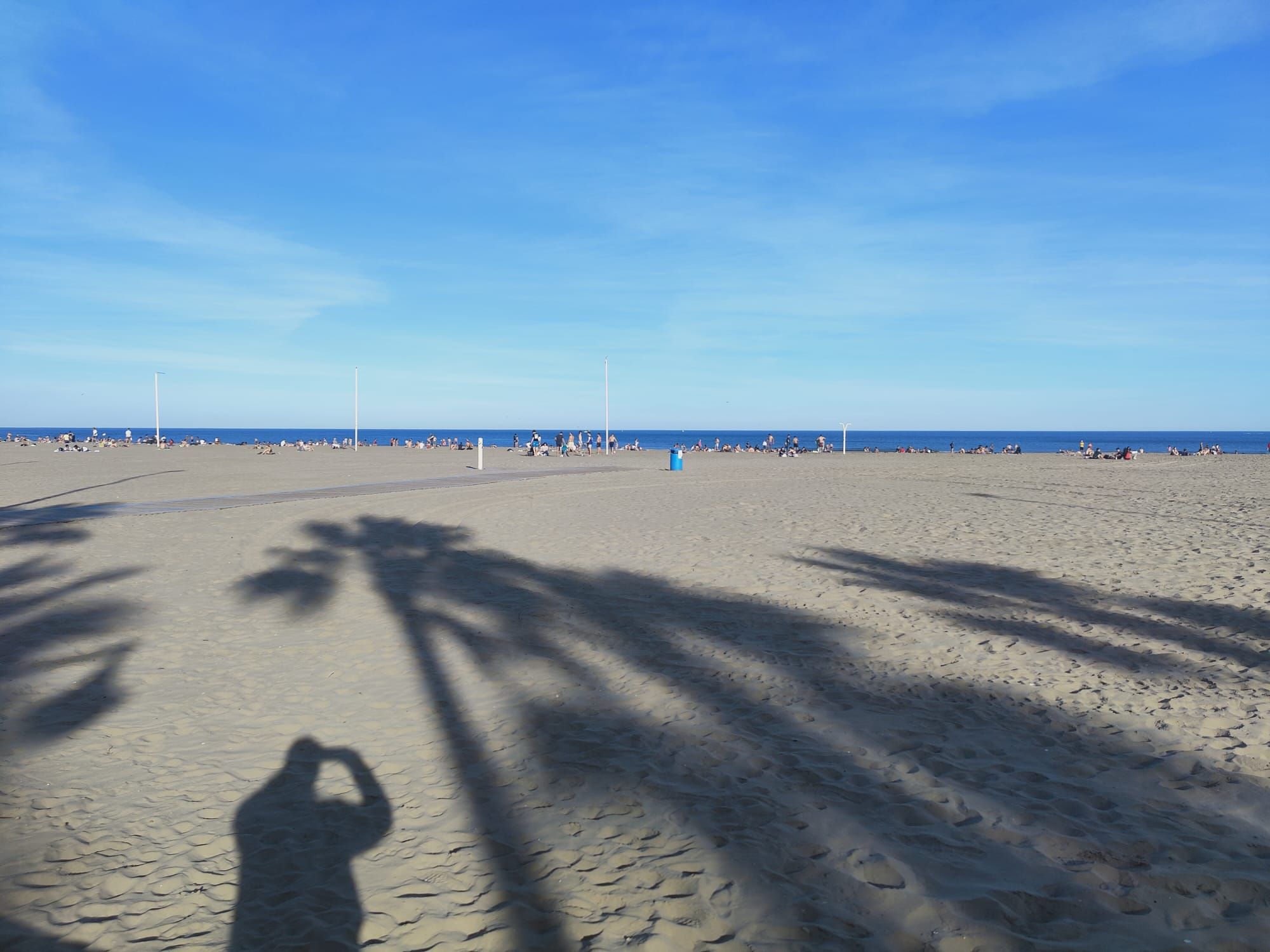 El buen tiempo llena la playa de la Malva-rosa en enero