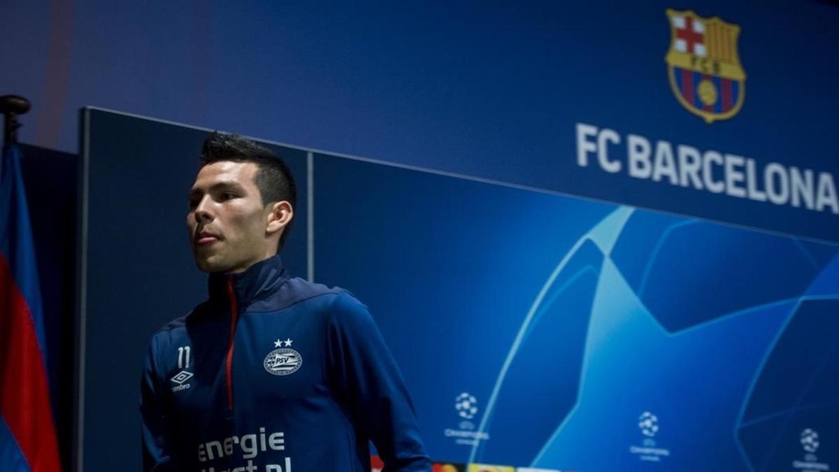 Lozano sale de la sala de prensa del Camp Nou antes del entrenamiento del PSV Eindhoven.