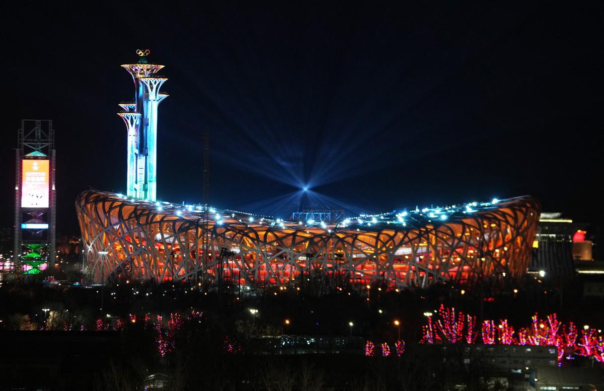 Espectáculo de luces en el Estadio Nacional, también conocido como el Nido de Pájaro, durante la ceremonia de apertura de los Juegos Olímpicos de Invierno de Beijing 2022.