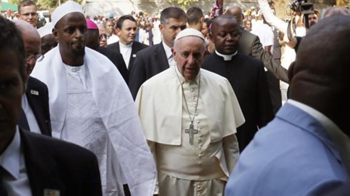 El Papa, recibido por el imán Tidiani Moussa Naidi (izq), en su visita a la mezquita central de Bangui, este lunes.