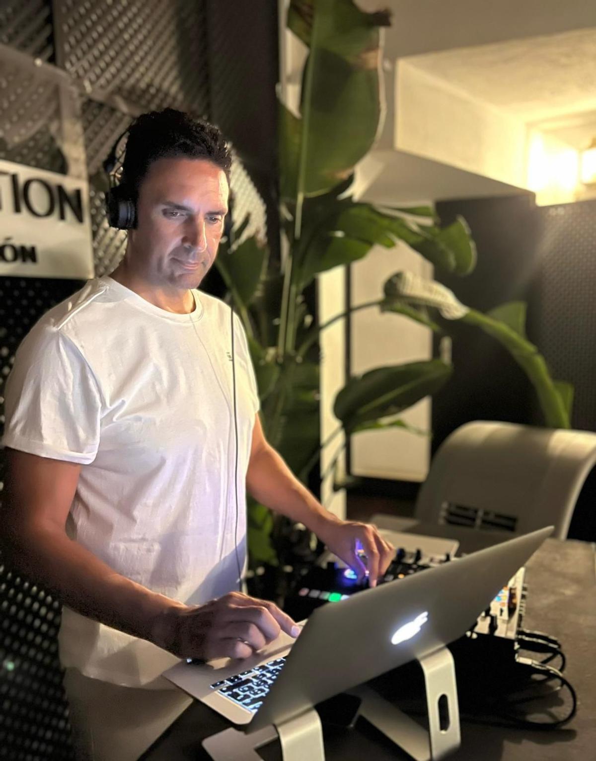 José Luis Maluenda pincha música electrónica con una mesa de mezclas.