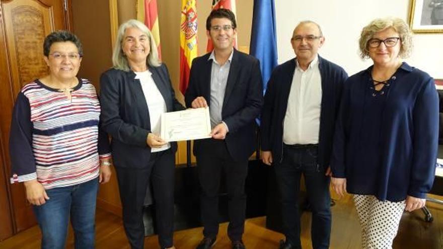 Margarita Llaudes entrega a Jorge Rodríguez, ayer, el certificado de la Red Salud.