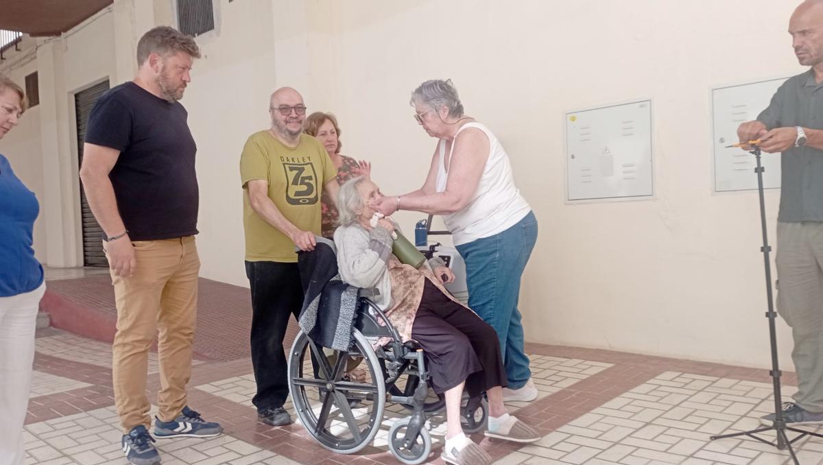 Marisol Troncoso atiende a María, su madre, de 95 años, que va en silla de ruedas y no puede separarse del respirador.
