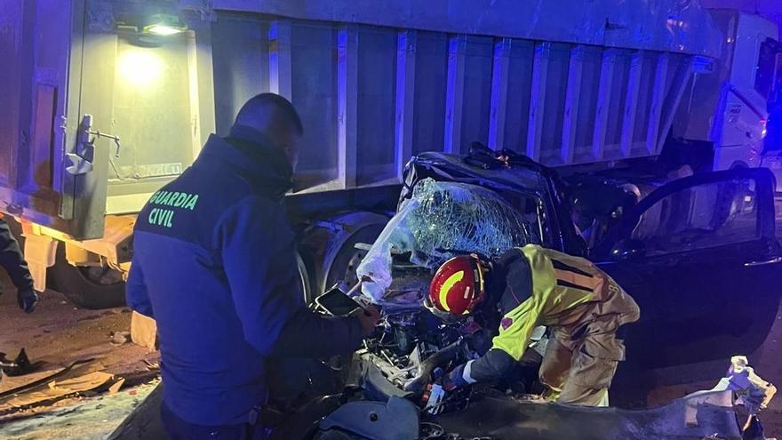 Cinco jóvenes heridos tras chocar su vehículo contra un camión aparcado en Andorra