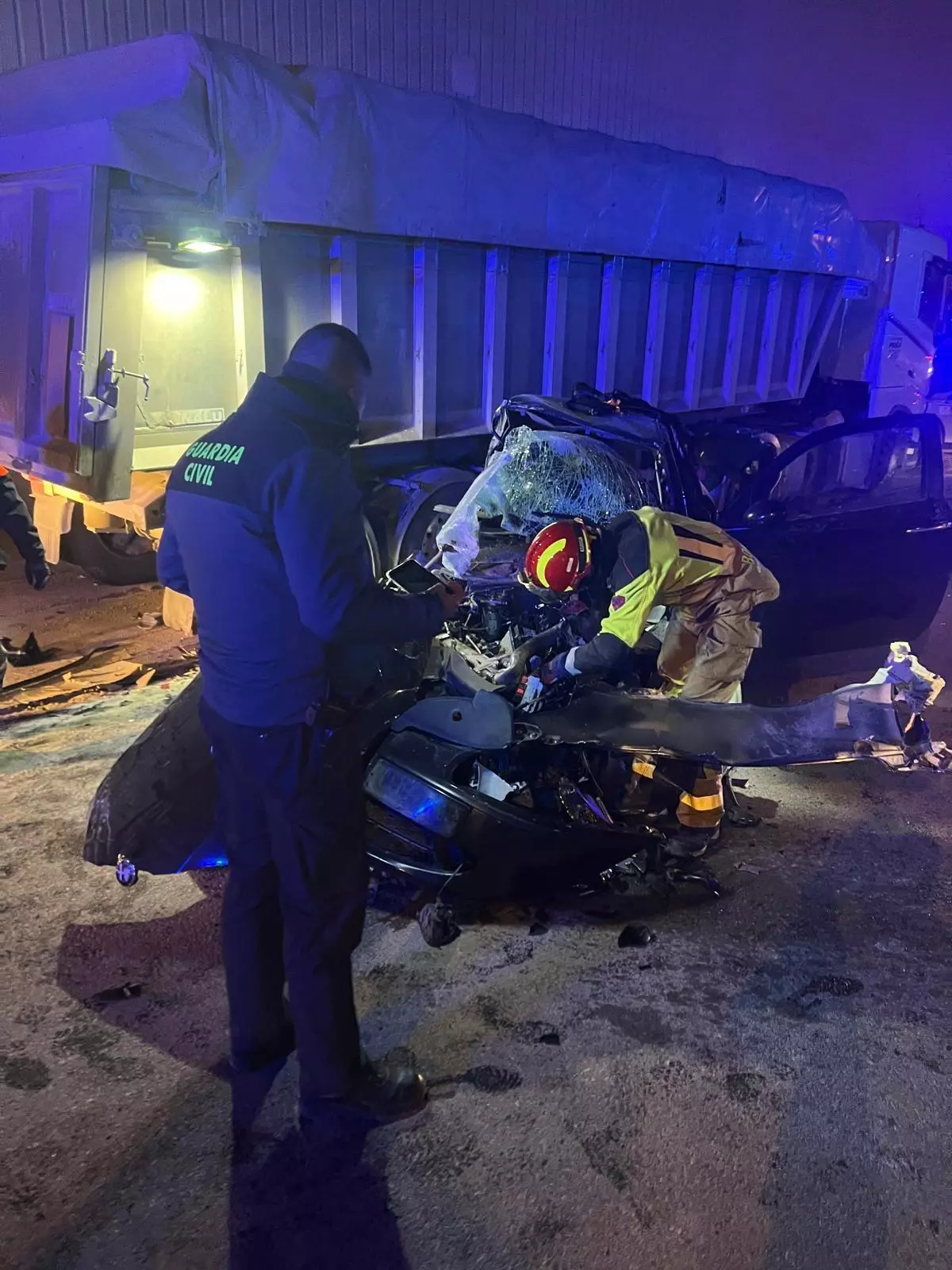Cinco jóvenes heridos tras chocar su vehículo contra un camión aparcado en Andorra