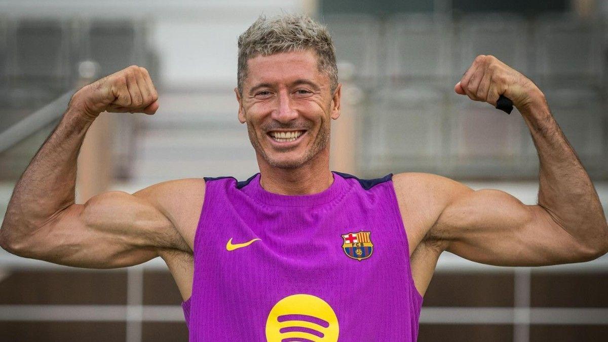 Robert Lewandowski mostrando sus músculos en un entrenamiento.