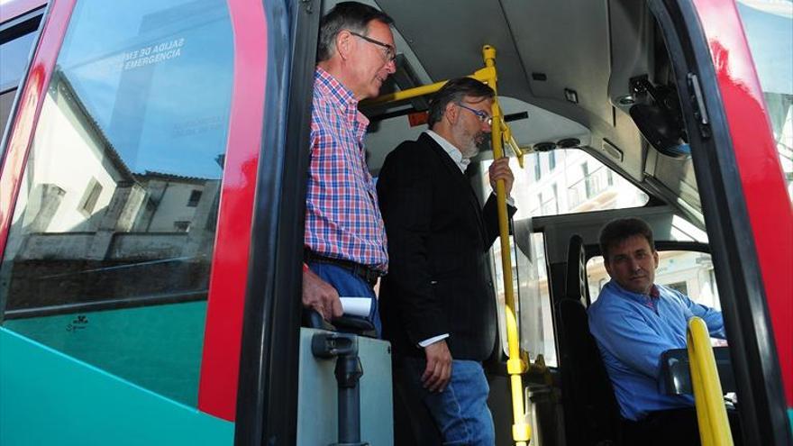 Pizarro prueba nuevas paradas para mejorar el autobús urbano