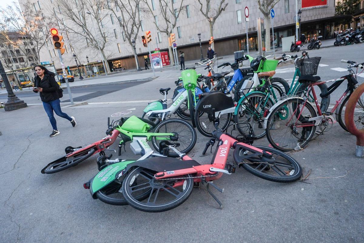 Bicicletas derribadas por el viento en plaza de Catalunya