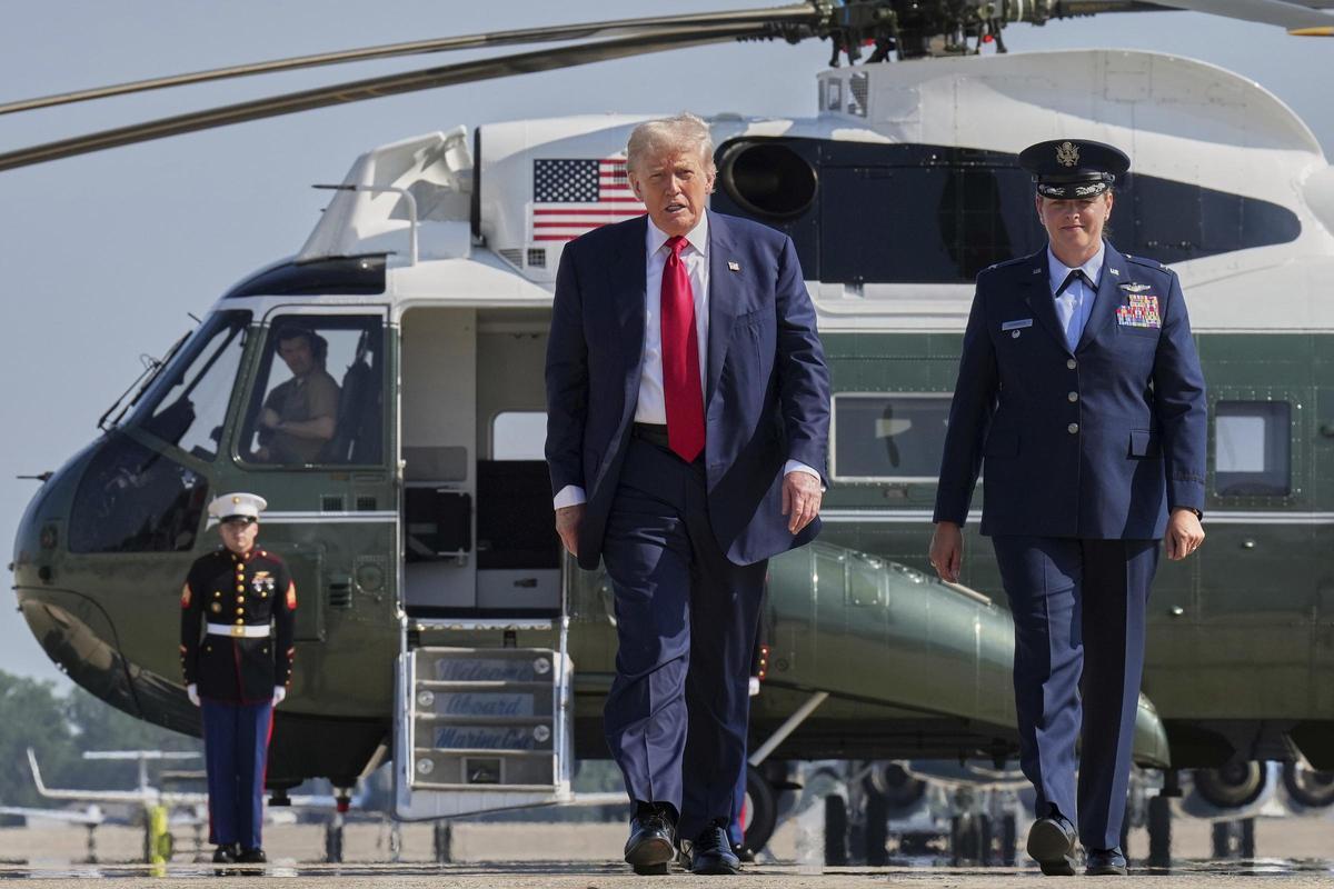 Donald Trump, antes de embarcar en el Air Force One para viajar a Escocia.