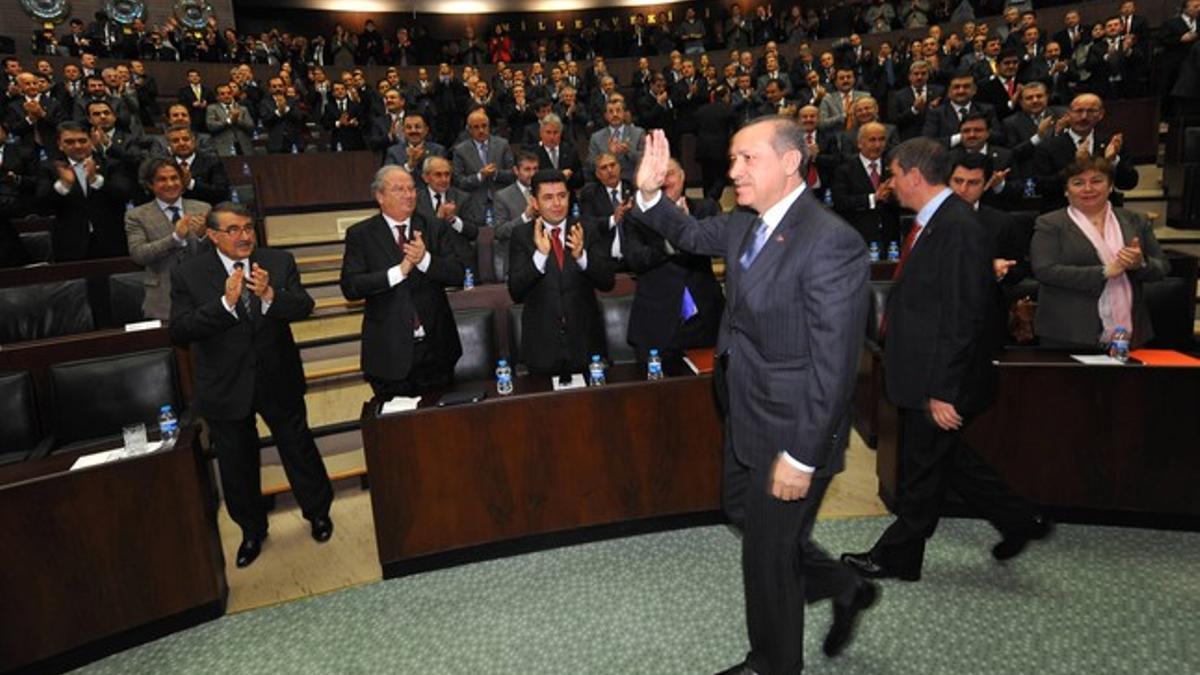 El primer ministro turco, Recep Tayyip Erdogan, es recibido con aplausos por los miembros de su partido, este martes, en el Parlamento, en Ankara.