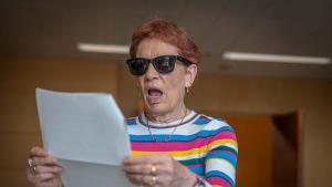 Marisol Bilbao, ciega total desde hace 20 años, escucha como sus gafas de IA le leen una carta.