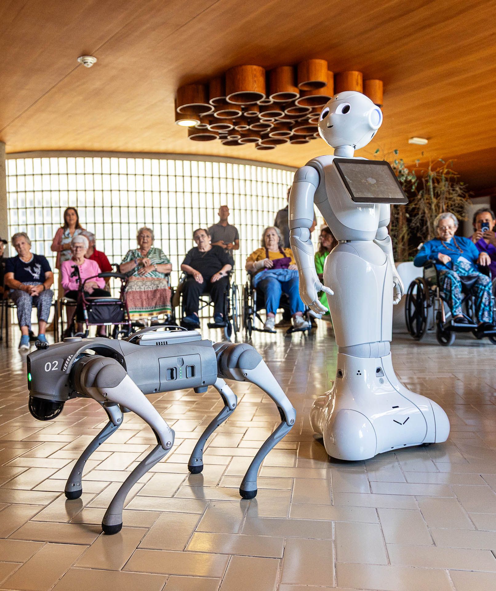 Un humanoide y un perro robot en el Hogar Provincial de Alicante