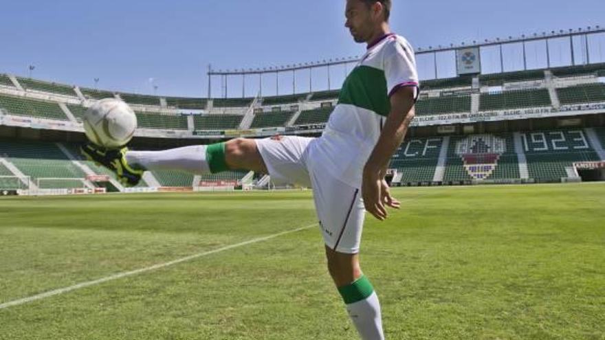 Lolo controla un balón, ayer, durante su presentación como nuevo jugador del Elche.