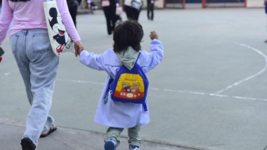 Familias y alumnos afrontan con ganas el primer día de cole en A Coruña: "La rutina es muy buena"
